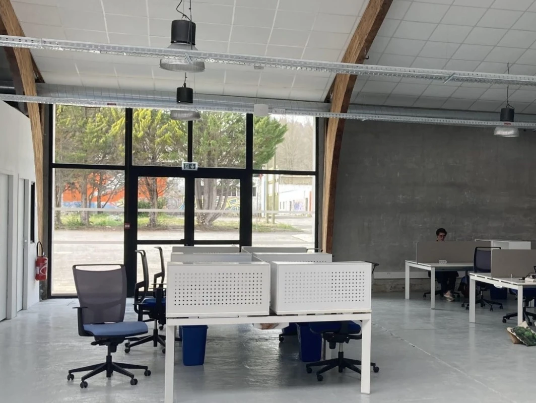 Location open space à Ibos