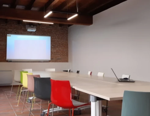 Espaces de coworking  idéal pour votre activité professionnelle à Ayguesvives