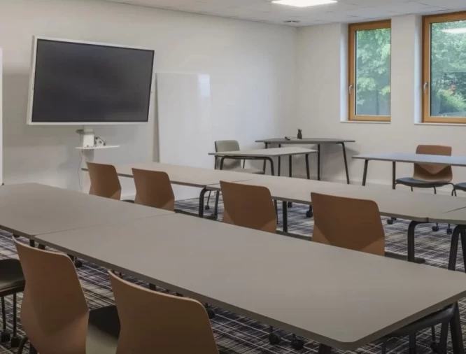 Plateau privé  idéal pour votre activité professionnelle à La Mézière