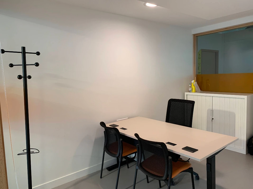 poste-de-travail-brive-la-gaillarde-Urbidesk-XgIGxT.webp