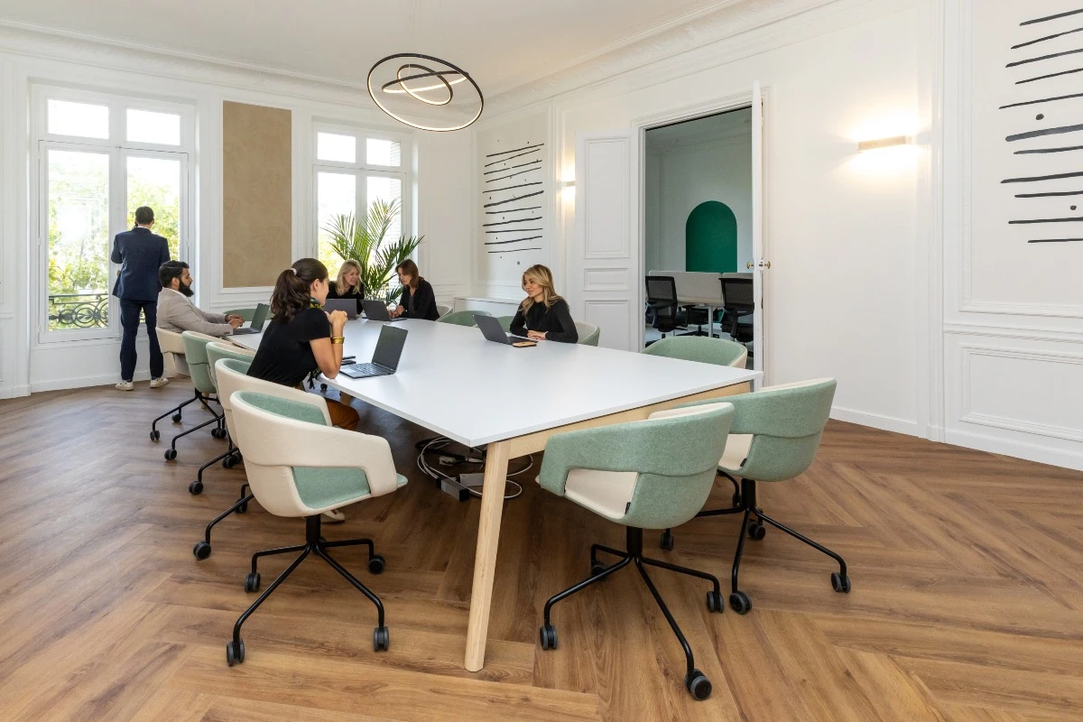 Location Plateau à Paris 8e Arrondissement