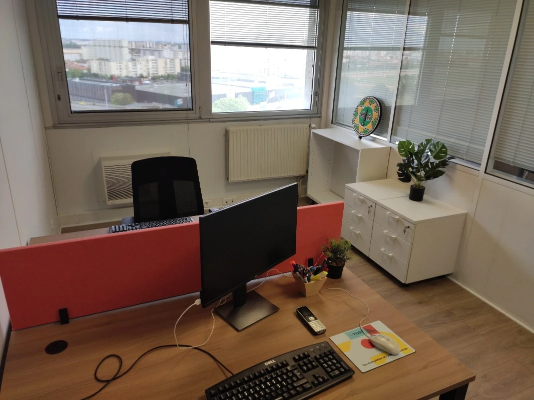 table-coworking-toulouse-Urbidesk-4FR3GE.webp