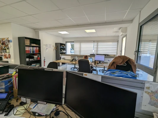 Bureau fermé  idéal pour votre activité professionnelle à Éguilles