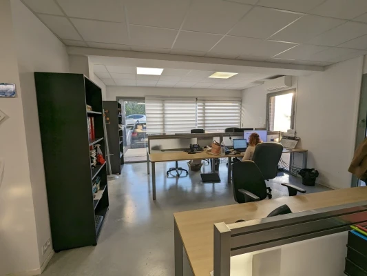 Bureau fermé  idéal pour votre activité professionnelle à Éguilles
