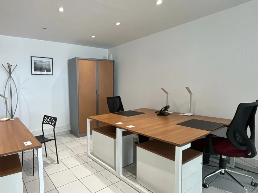 Bureau fermé  idéal pour votre activité professionnelle à Puget-sur-Argens