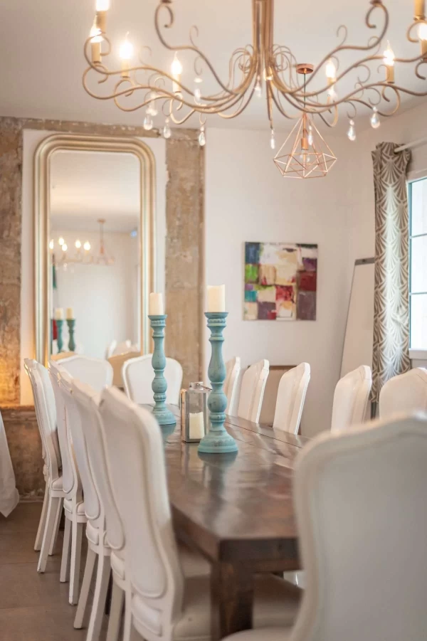Salle de réunion  idéal pour votre activité professionnelle à Saint-Étienne-de-Saint-Geoirs