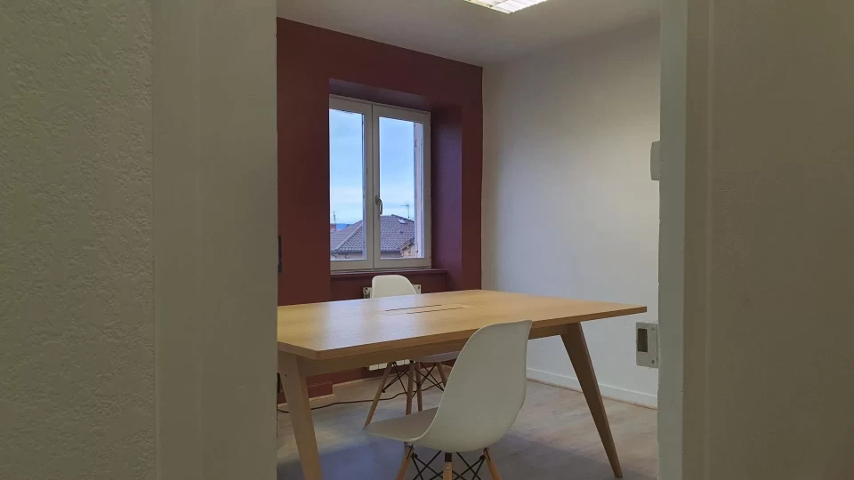 Bureau fermé  idéal pour votre activité professionnelle à Val d'Oingt