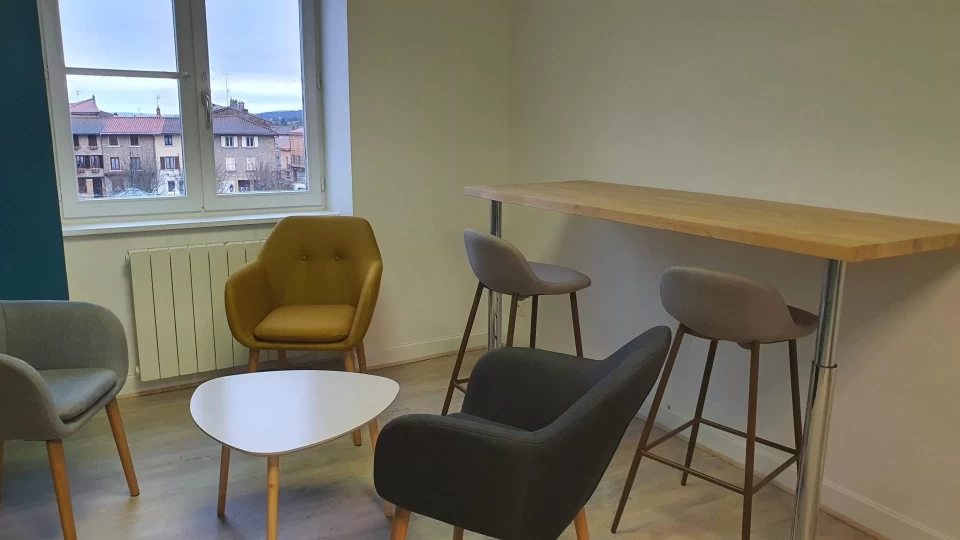 Bureau fermé  idéal pour votre activité professionnelle à Val d'Oingt