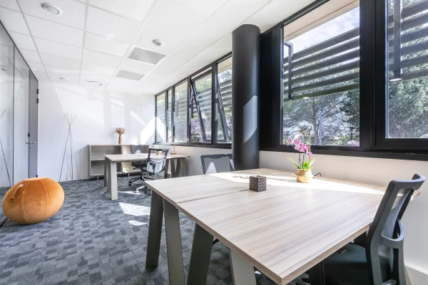 Bureau fermé  idéal pour votre activité professionnelle à Valbonne